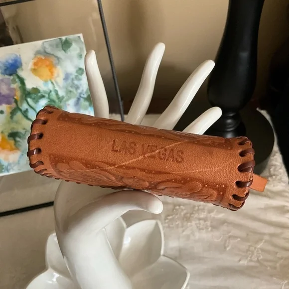 vtg SOUVENIR of LAS VEGAS Leather Coin Purse Zip Around Flowers Hand Tooled - Picture 4 of 4